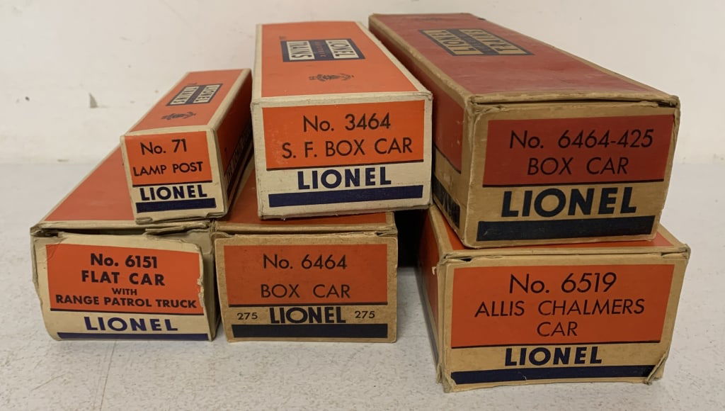 5 Lionel train cars and lamp post (1 of 7)