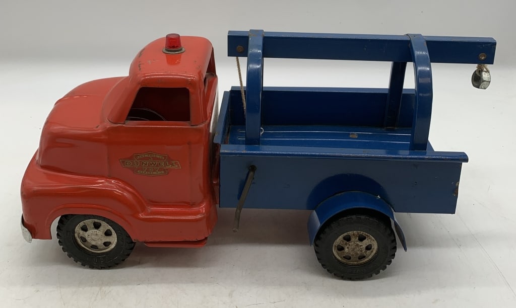 Dunwell Toy Tow Truck (1 of 5)