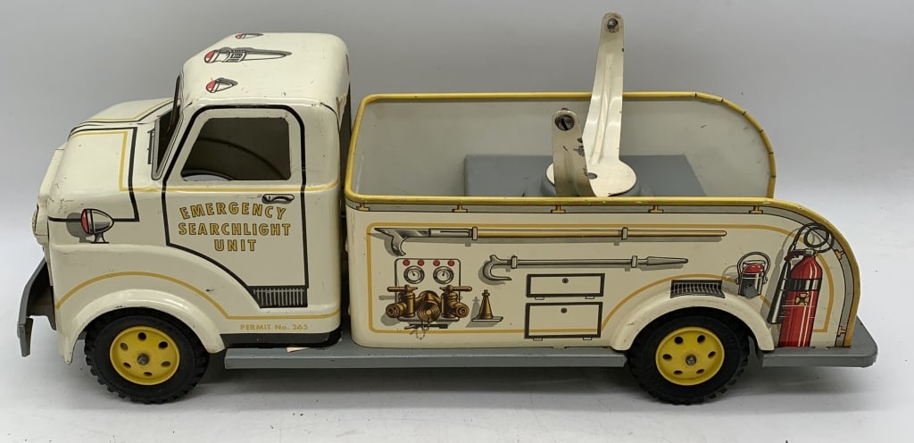 Marx Emergency Searchlight Unit Truck: has scratches and is missing searchlight