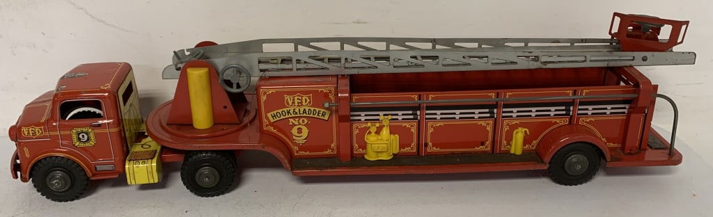 Marx VFD Hook and Ladder Truck (1 of 7)