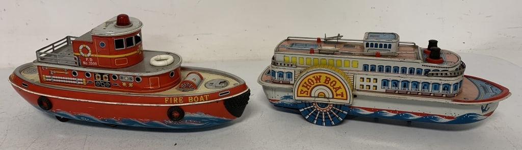 2 Japanese Modern Toys battery operated boats: show wear with scratches, paint loss and rust, some missing pieces