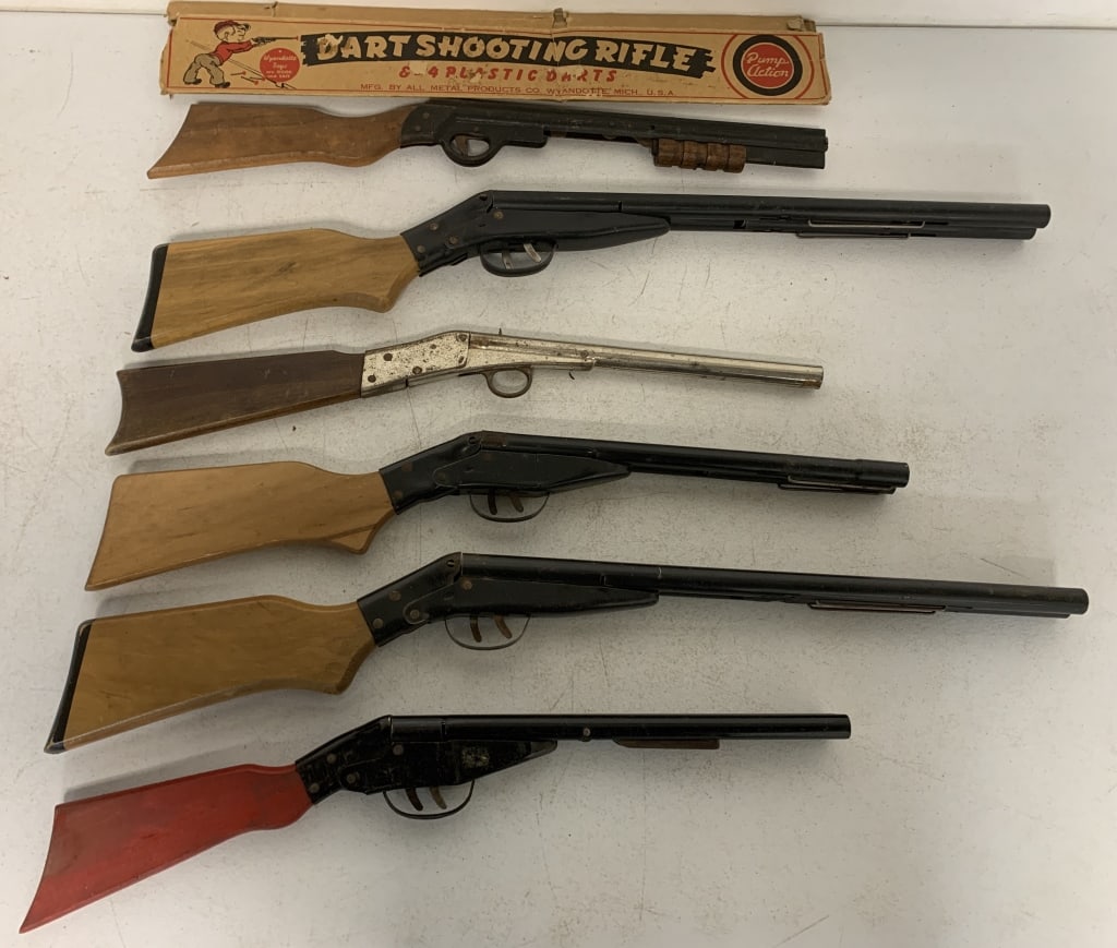 Wyandotte pop guns and dart gun w/box: box has damage and no darts; all have wear with scratches, paint loss and rust