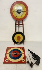 Wyandotte target w/gun & darts + Marx target