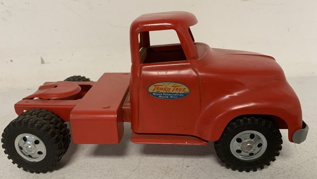 Tonka Toys Mound Metalcraft Cab: has wear with scratches, missing a headlight