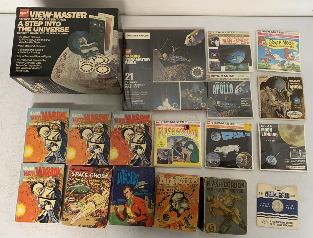 View Master w/ space theme discs and books (1 of 10)