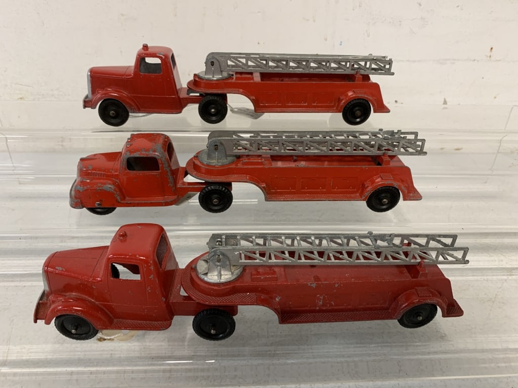 3 Tootsietoy Fire Engines (1 of 3)