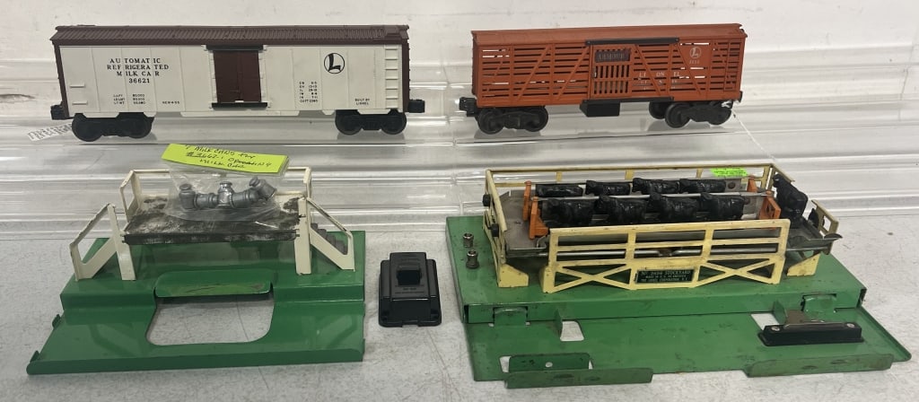 2 Lionel Loading Platforms with cars and boxes (1 of 6)