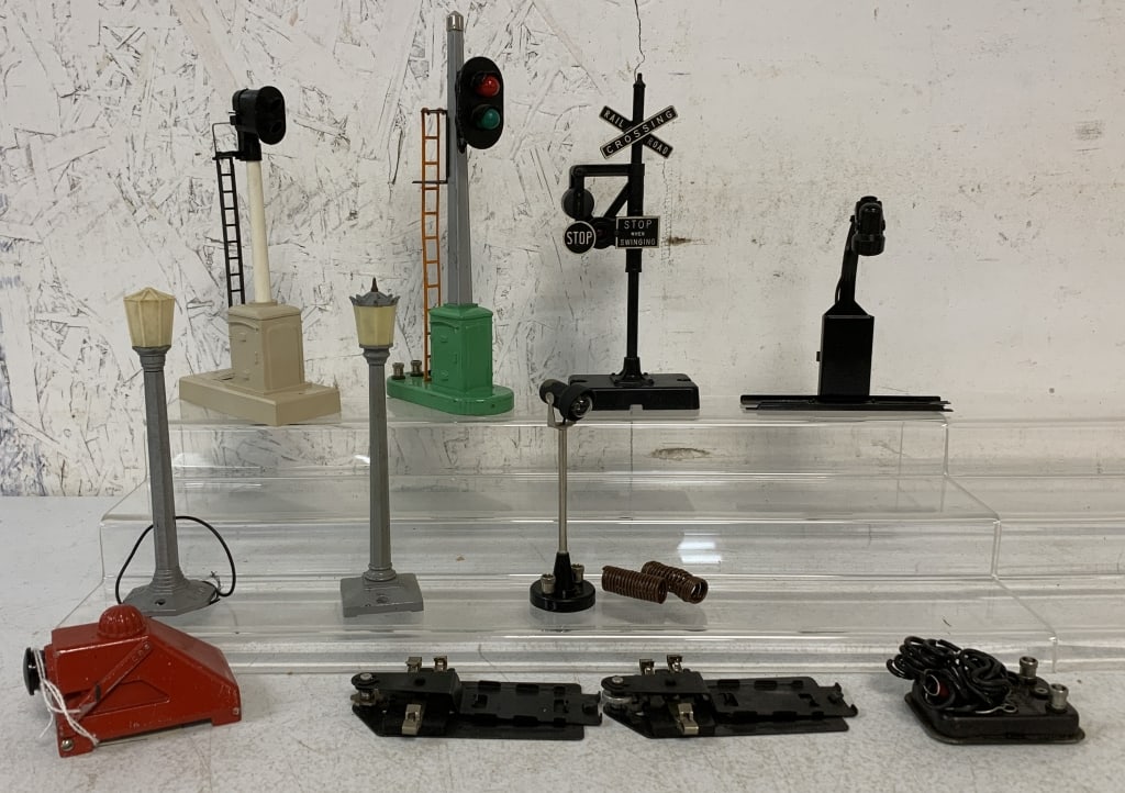 11 Lionel Train Accessories w/ Original Boxes (1 of 5)