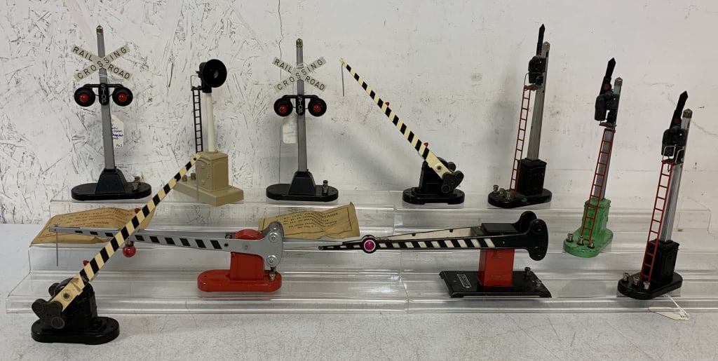 10 Lionel pcs- Semaphore/Gate/Signal w/ Boxes (1 of 4)