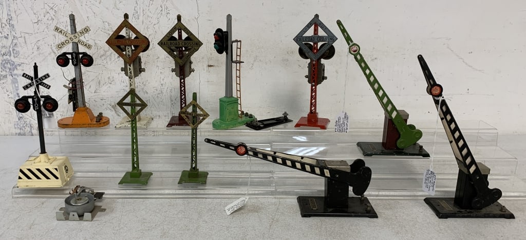 13 Lionel pcs-Gates, signals, others: 077, 77, 069, 54, 153, 145, 068, untested, all with wear and age, O gauge