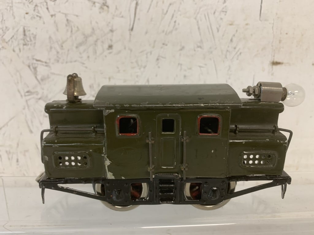 Lionel 153 Tin Engine (1 of 2)