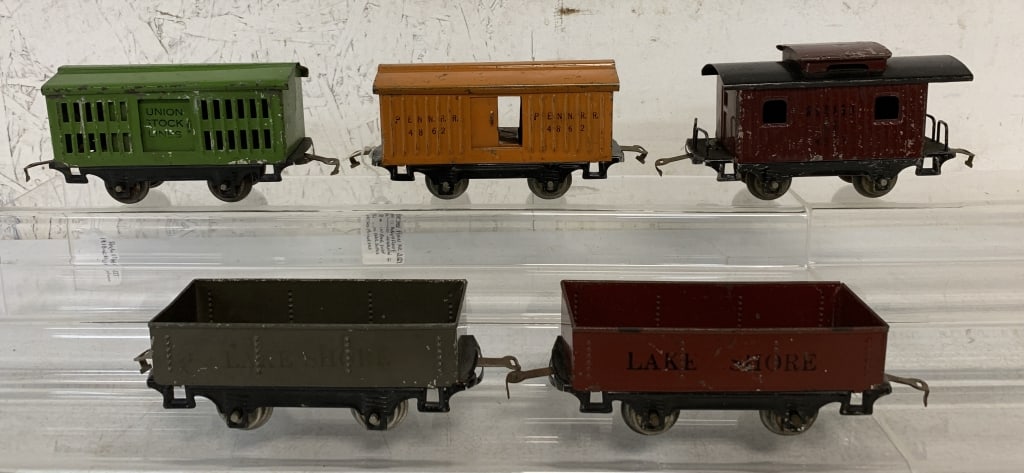 5 Lionel pcs-Tin Caboose, Box Car, Flat Cars: wear, scratches, O gauge