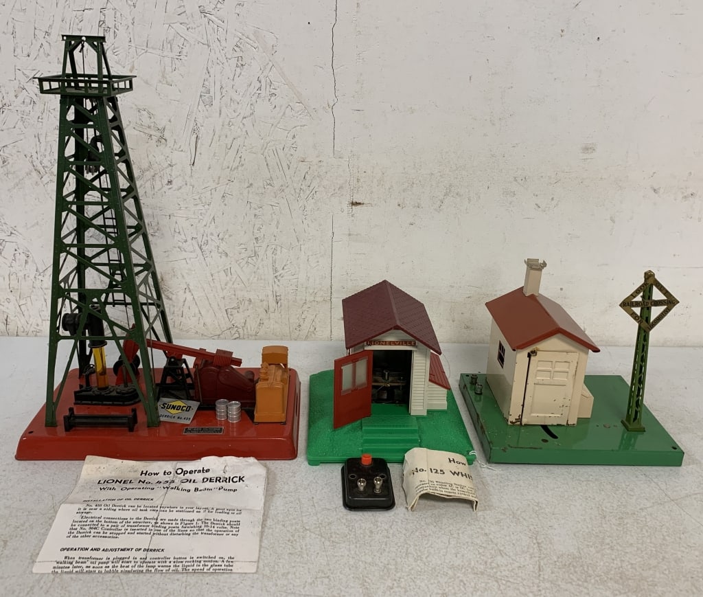 3 Lionel pcs-Gateman, Station, Oil Derrick/Boxes: untested, 045, 125, 455, Oil derrick does not have a box, toys have some age and wear, boxes have age and wear,O gauge