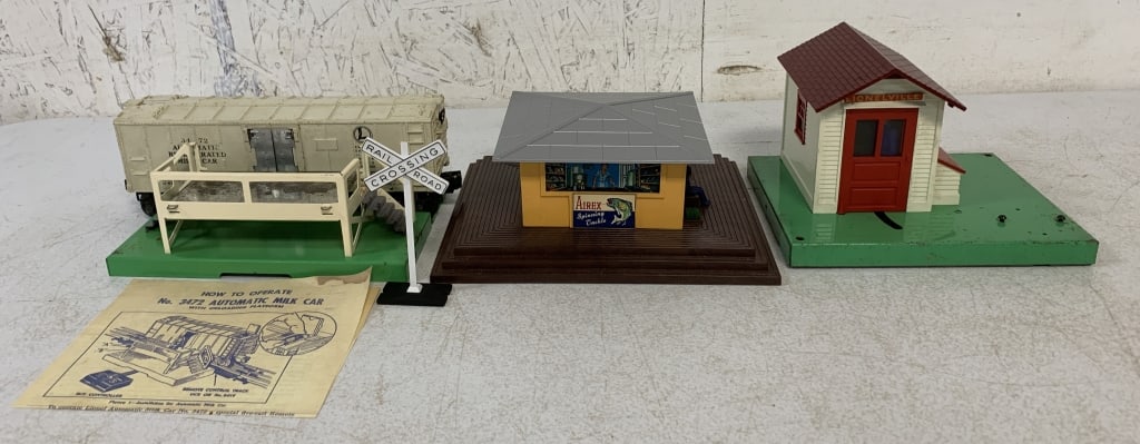 3 Lionel pcs-Milk Car/Gateman/Newsstand/Boxes: untested, 3472, 145, 114, toys have light wear, boxes have wear and age, O scale