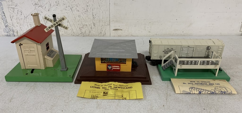 3 Lionel pcs- Gateman/Milk Car/Newsstand/Boxes (1 of 6)