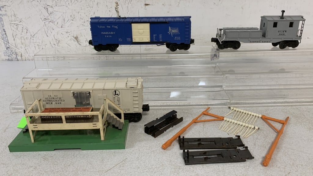 4 Lionel pcs-Milk/Wrecking/Brakeman Cars/Boxes: 3462, 2419, 3424, low bridge signal set, some wear on toys, boxes have a lot of age, wear, and damage, O gauge