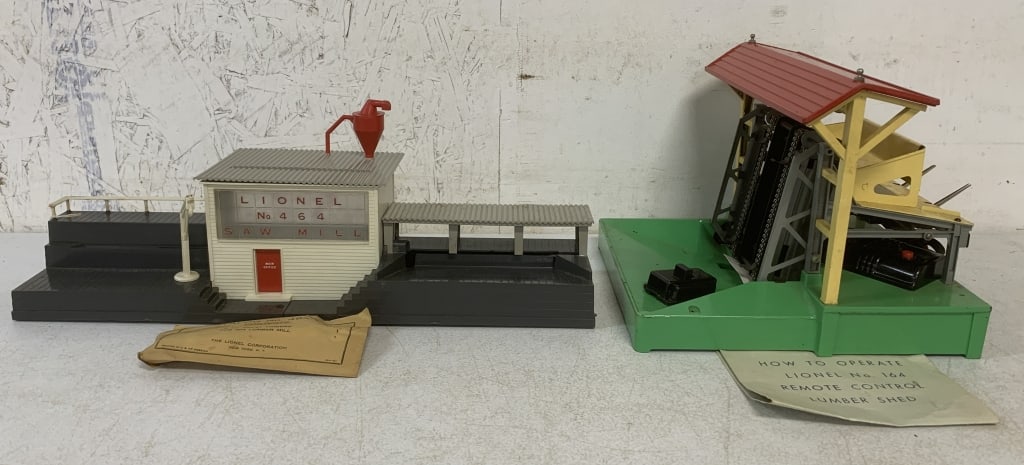 2 Lionel pcs-Lumber Mill/Lumber Shed/Boxes: 164, 464, toys have wear and age, boxes have age, wear, damage, O gauge