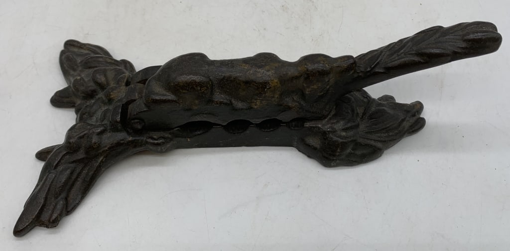 Cast Iron Dog Cork Press: wear and age, some rust on the bottom, no names or markings