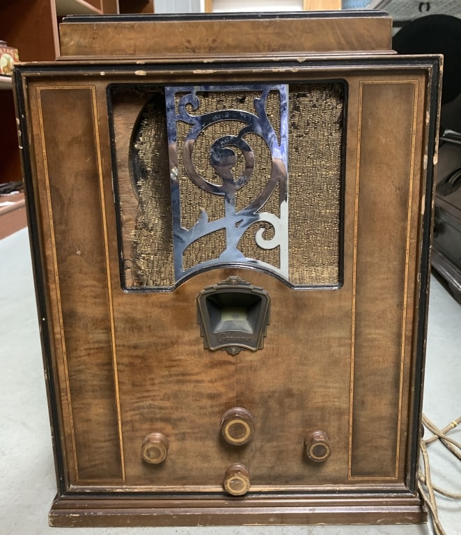Grunow 700 Radio Chassis 7A: untested, may be missing the back cover, front speaker cloth torn, wood chipped hear and there