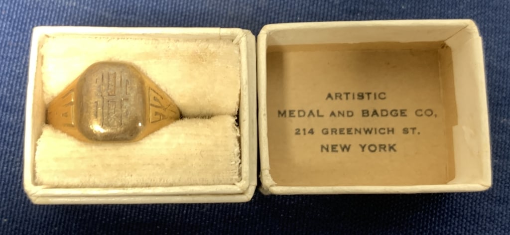 small 14K gold women's class ring (1 of 3)