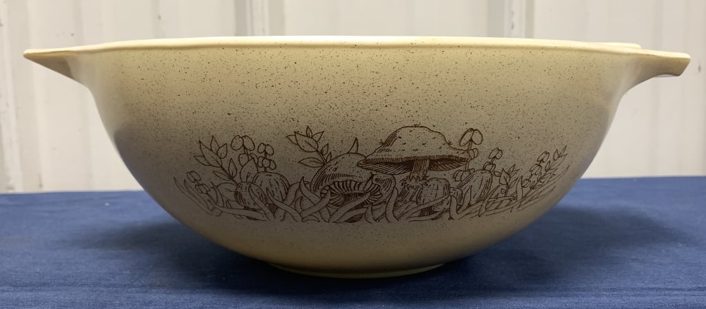 Pyrex Forest Fancies Nesting Mixing Bowls: have wear with soiling
