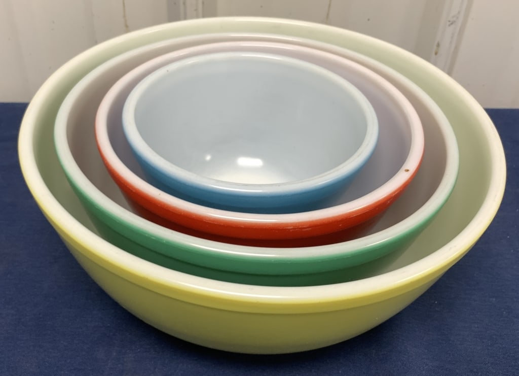 Pyrex nesting 4 mixing bowl set: 404, 403, 402 and 401; show wear