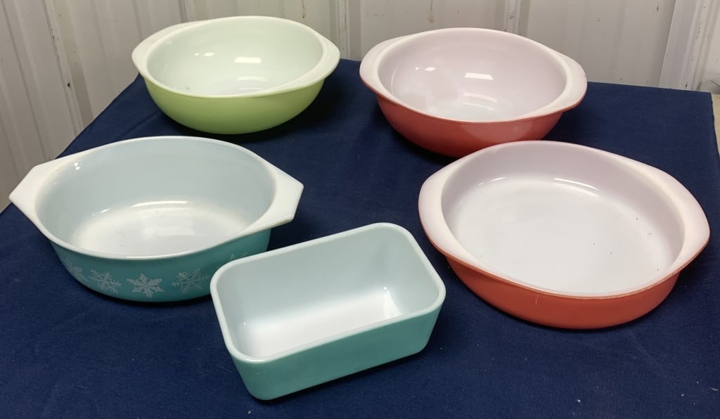 5 Pyrex Casseroles and loaf pan (1 of 3)
