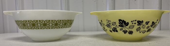 2 Pyrex 442 1 1/2 qt mixing bowls different print