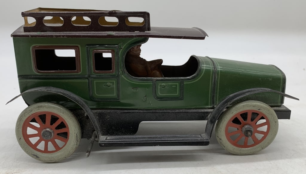 Gunthermann tin wind-up limousine: marked SG on hood; has wear with some scratches; handle missing from wind-up mechanism; untested