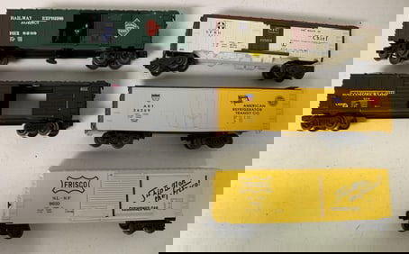 5 Lionel box cars