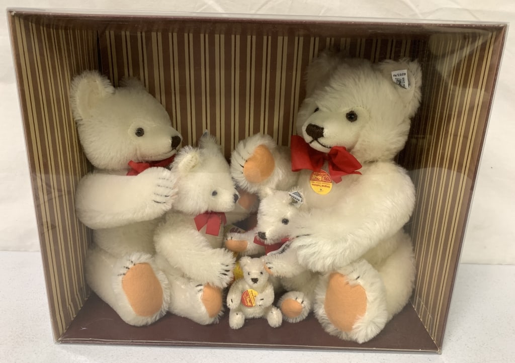 【Steiff】Seasons bears(winter) Steiff Winter Bear from the Four Seasons Collection #665660