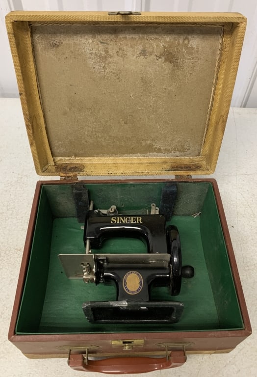 1951 child's Singer sewing machine in org. case (1 of 11)