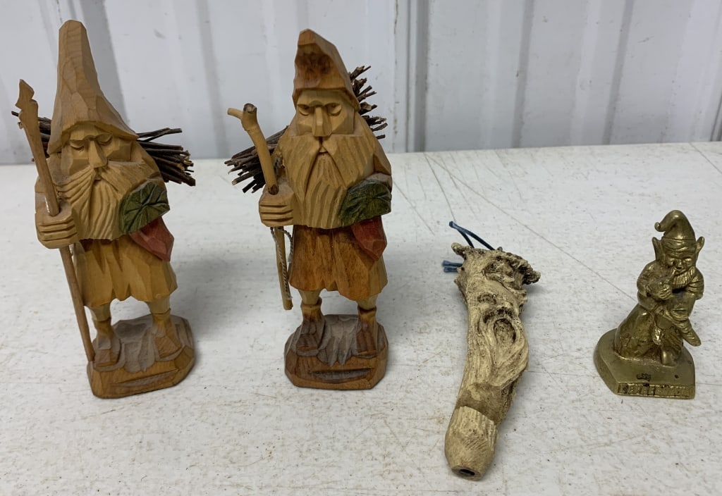 lot of gnomes and leprechaun: have wear