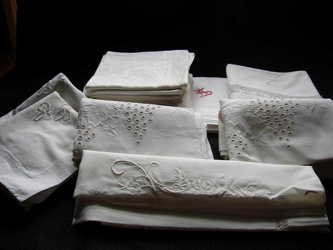 Generous Lot of Luxury Antique Italian and French: 6 pillowcases, 8 serviettes/napkins, 2 tablecloths