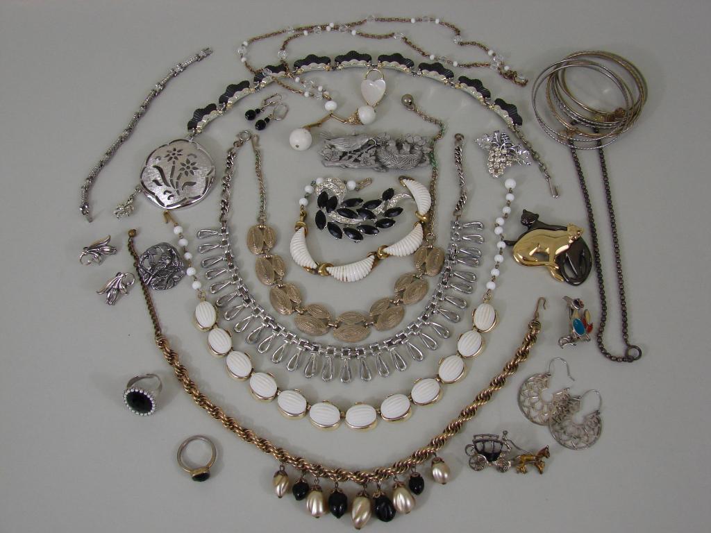 VTG Costume Jewelry Lot in Black & White (1 of 12)