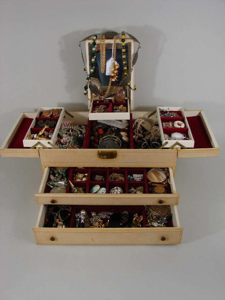 VTG Jewelry Box of Fine Costume Jewelry (1 of 9)