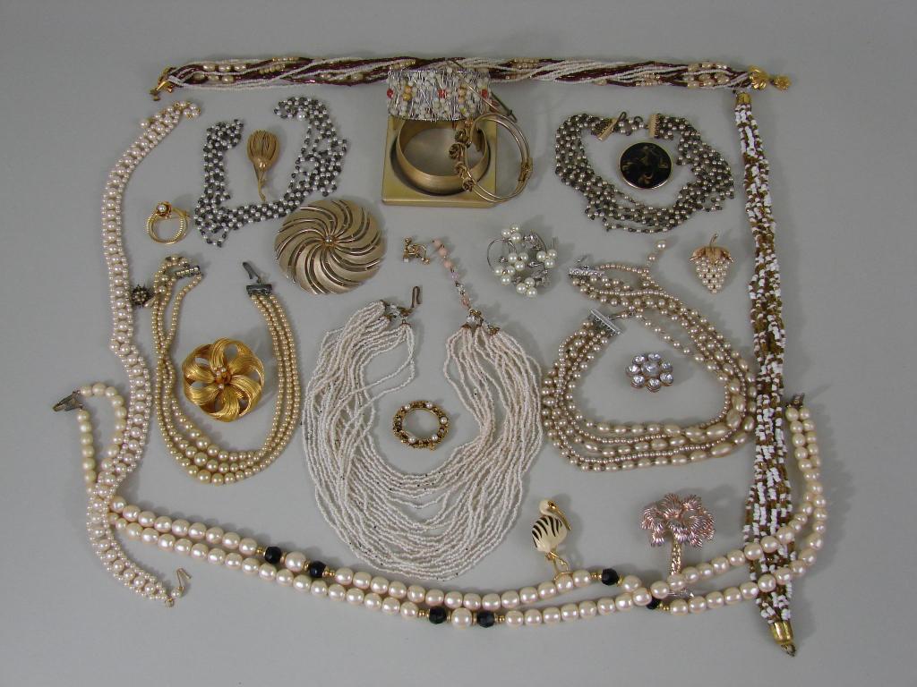 VTG Costume Jewelry Lot, Golds & Pearls (1 of 9)