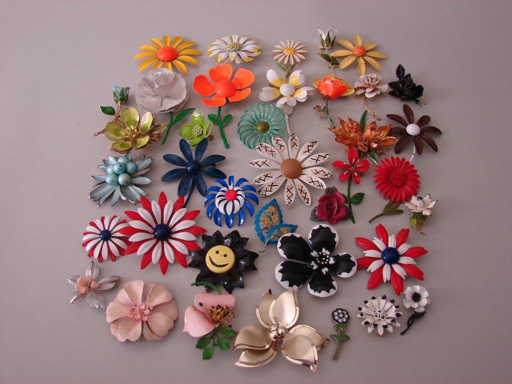 Generous Lot of 1960s Painted Flower Brooches (1 of 7)