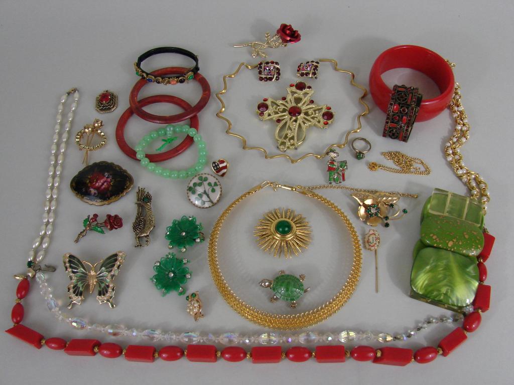 VTG 32 Pc. Jewelry Lot in Red and Green (1 of 10)