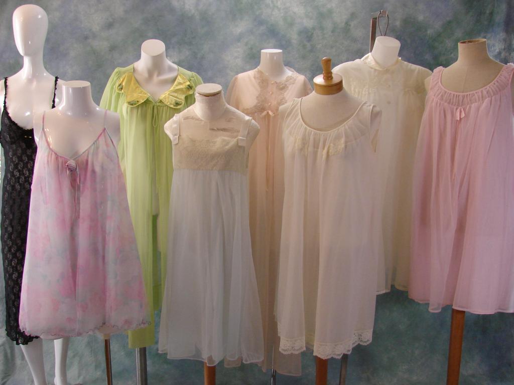 32 Pieces Of Vintage Lingerie Nightgowns Robes: 32 Pieces of vintage lingerie:1) Pink floral babydoll by Vassarette, Excellent2) "Double layer blue chiffon", VG3) "White chiffon". by Form Fit Rogers sz M, Excellent4) "Pink chiffon"5) "Double layer 