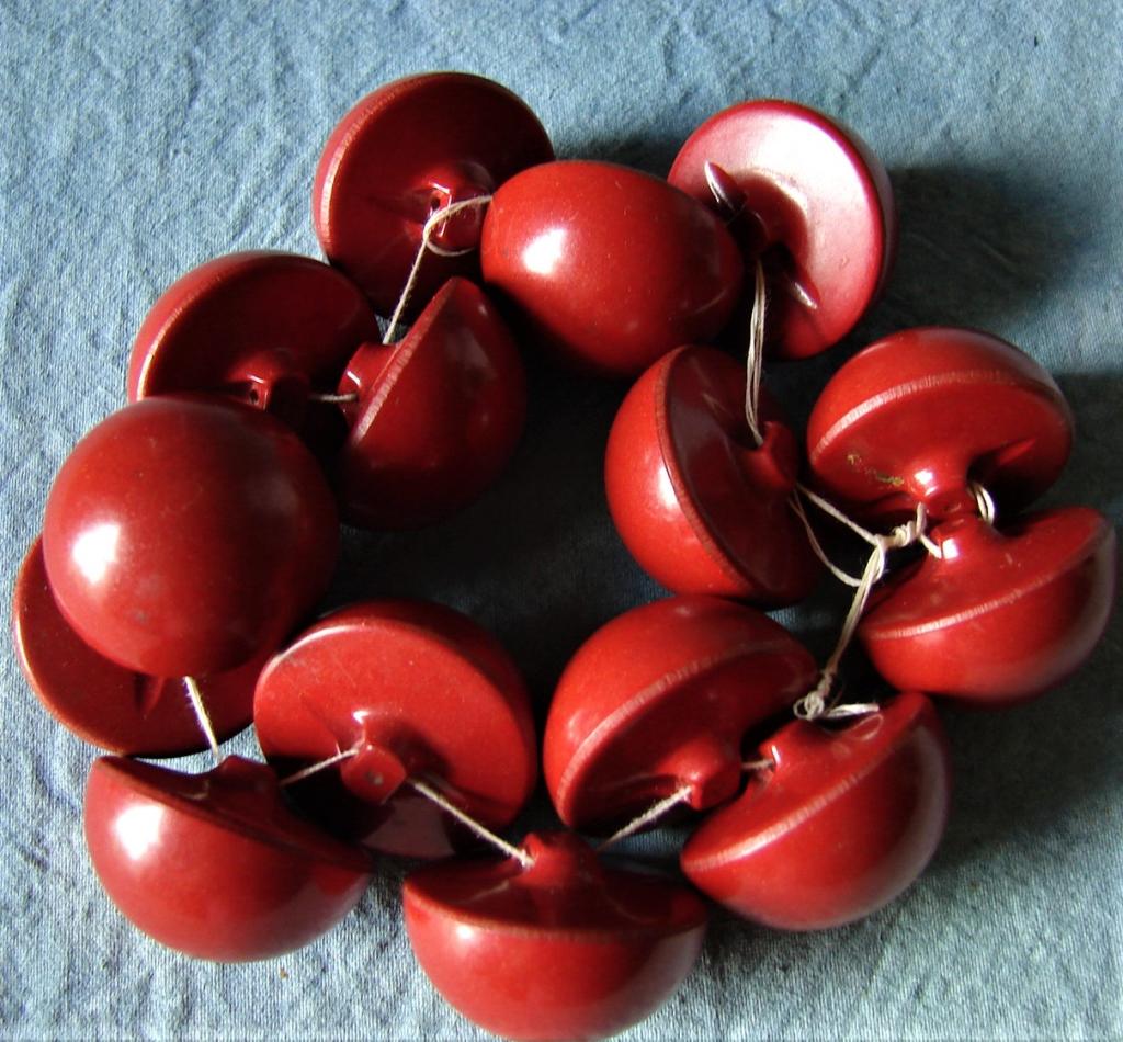 15 Large Cherry Red Bakelite Buttons (1 of 2)
