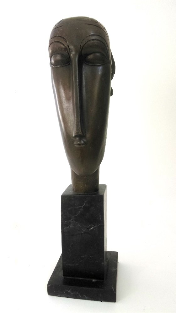Amedeo MODIGLIANI (1884-1920): Amedeo MODIGLIANI (1884-1920) After -- Description : Tete de fille -- Medium : Bronze on marble base -- Dimensions : 37 cm tall -- Signature : Not signed -- Estimate : 300- 500 Euro