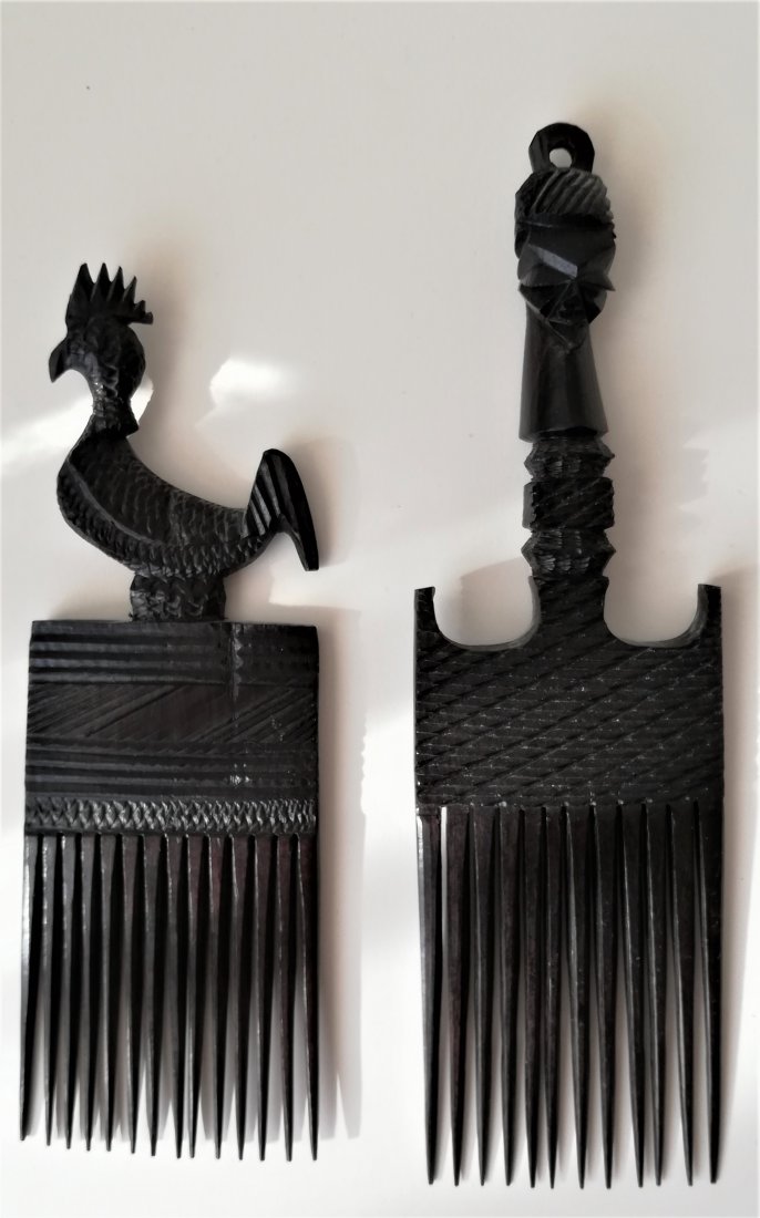 Zimbabwe, hand carved Ebony combs (2): LOT 11146 -- Zimbabwe, hand carved Ebony combs (2) -- Description : two combs -- Medium : Ebony -- Dimensions : 23 an 19 cm tall -- Estimate : 20 - 30 Euro