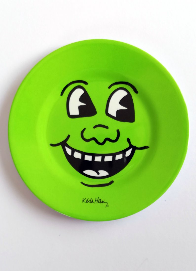 Keith HARING (1958- 1990) 凯特•哈: LOT 12066 -- Keith HARING, (1958 - 1990) After凯特•哈林 -- Description : Green smiling face -- Medium : Plastic -- Dimensions : 20 cm diam. -- Signature : Signed in the work 