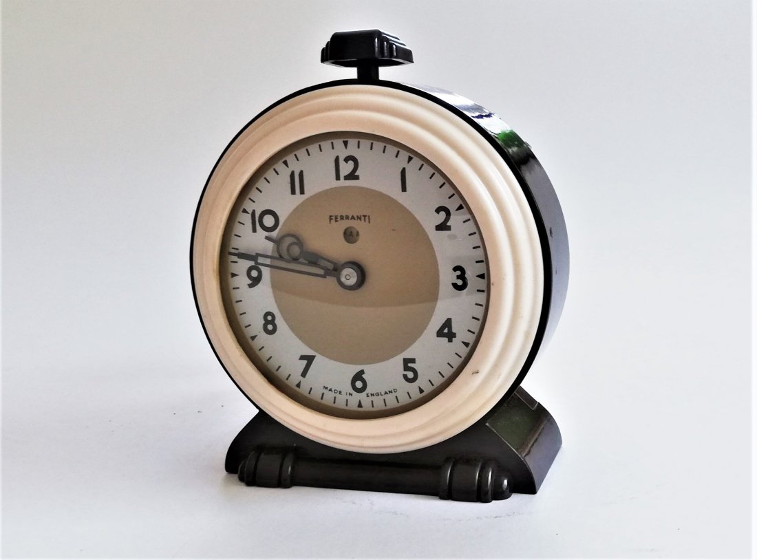 FERRANTI Art Deco Bakelite clock (1 of 2)