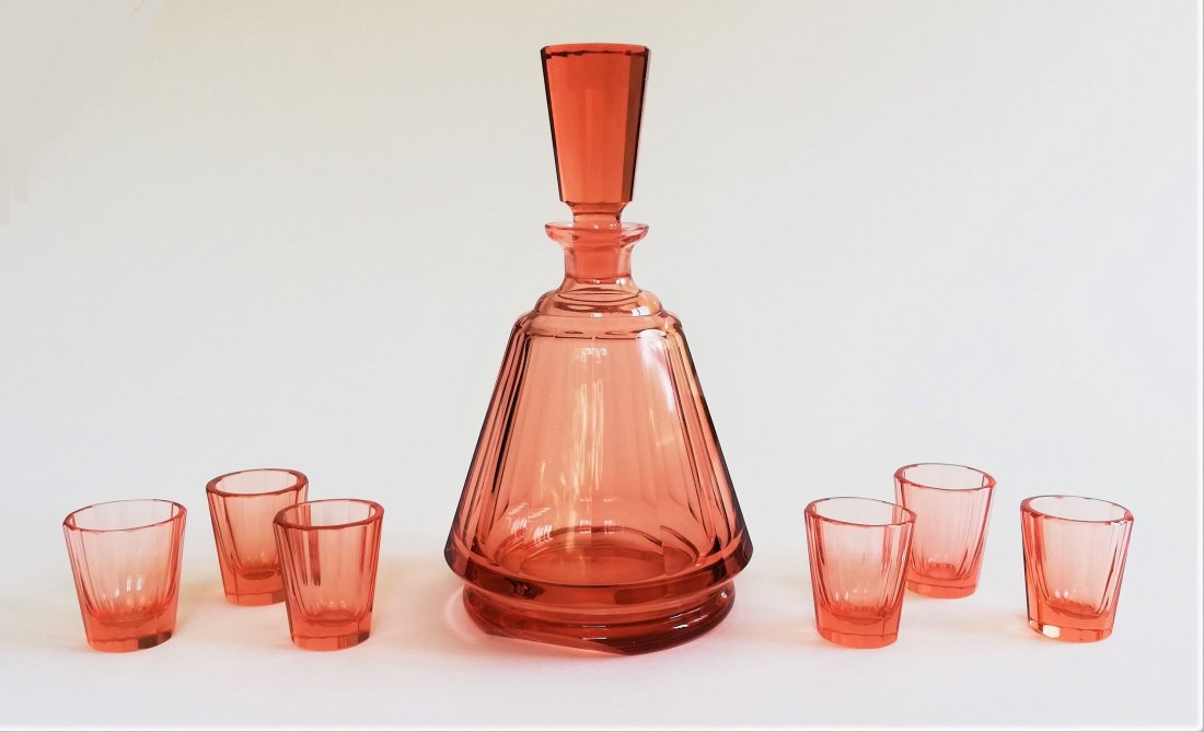 Bohemian 1920 Art Deco decanter set: LOT 13062 -- Bohemian 1920 Art Deco decanter set -- Description : 8 pc decanter set -- Medium : Salmon pink glass -- Dimensions : 22 cm tall, glasses 4.5 cm tall -- Estimate : 300 -400 Euro