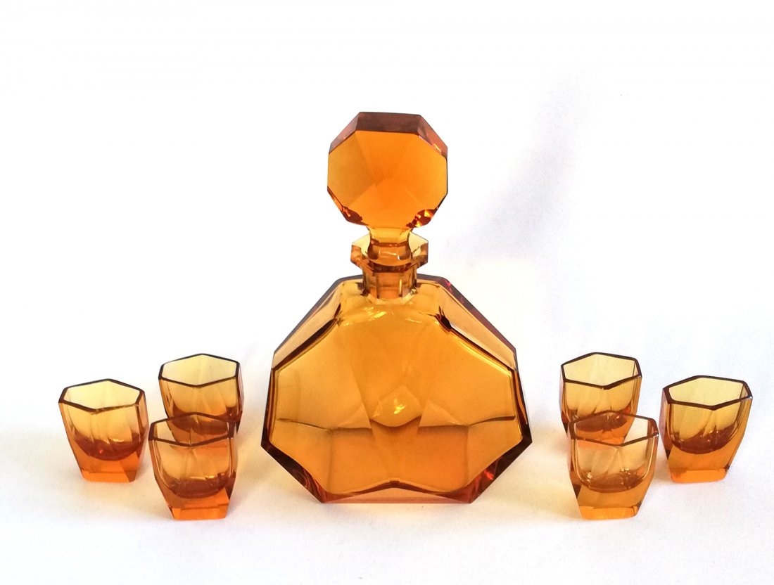 Bohemian 1920 Art Deco decanter set: LOT 14069 -- Bohemian 1920 Art Deco decanter set -- Description : 8 pc decanter set -- Medium : Honey colored glass -- Dimensions : 25 cm tall, glasses 7 cm tall -- Estimate : 300 -400 Euro