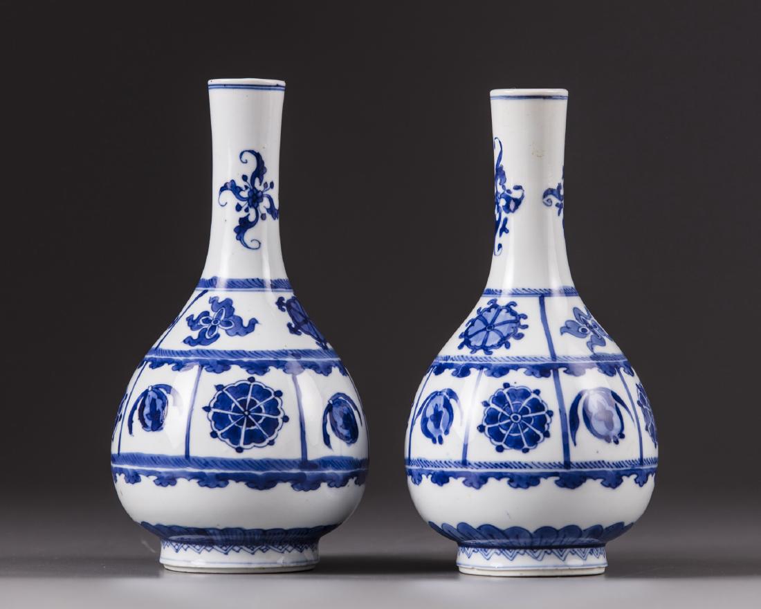 A pair of Chinese blue and white vases (1 of 5)