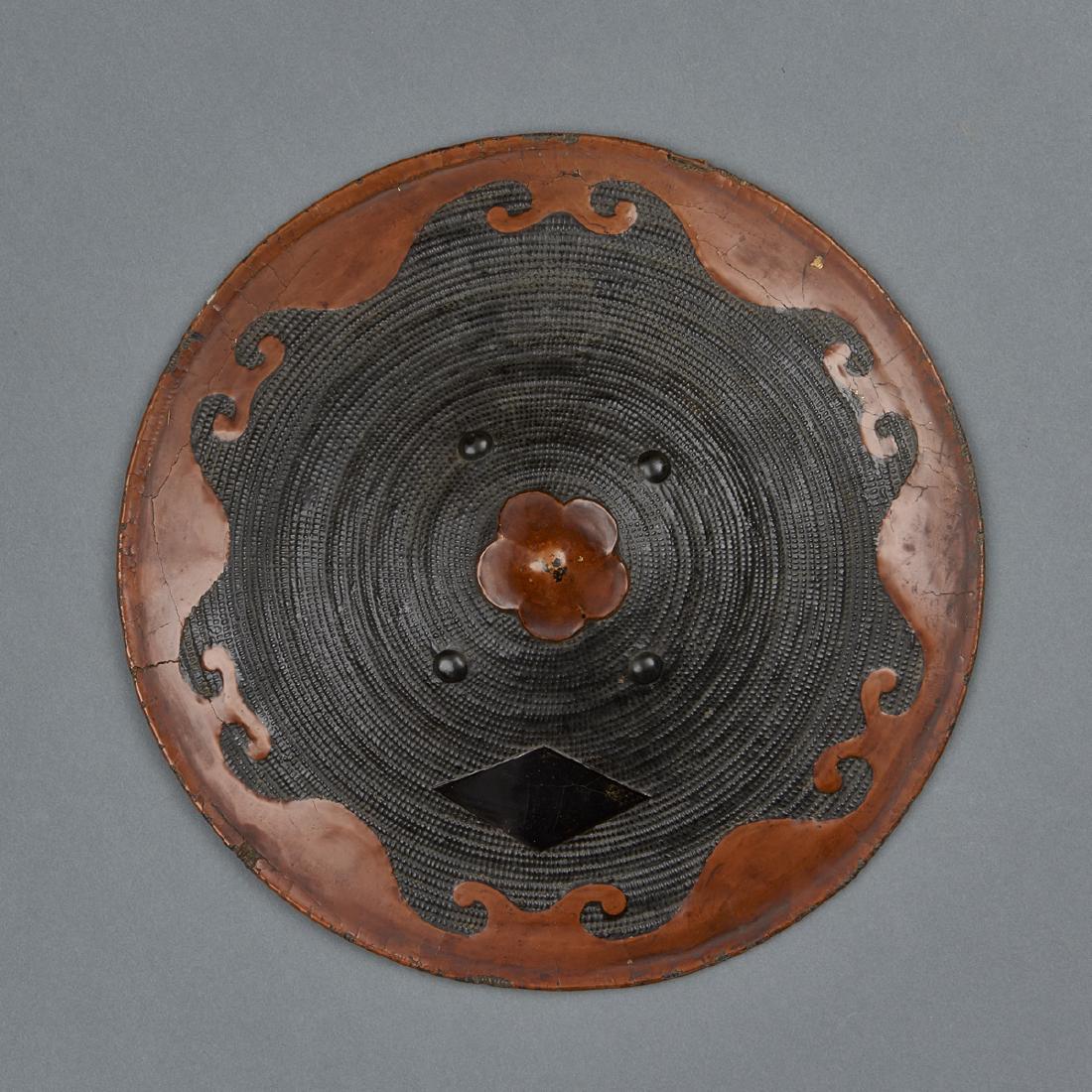 Wickerwork lacquered samurai hat (jingasa): Wickerwork lacquered samurai hat (jingasa), at the outside black lacquered with a black rhombus shaped crest (hishi mon) and a red-brown lacquered border. Inside red lacquered. Edo Period. Origin: Jap