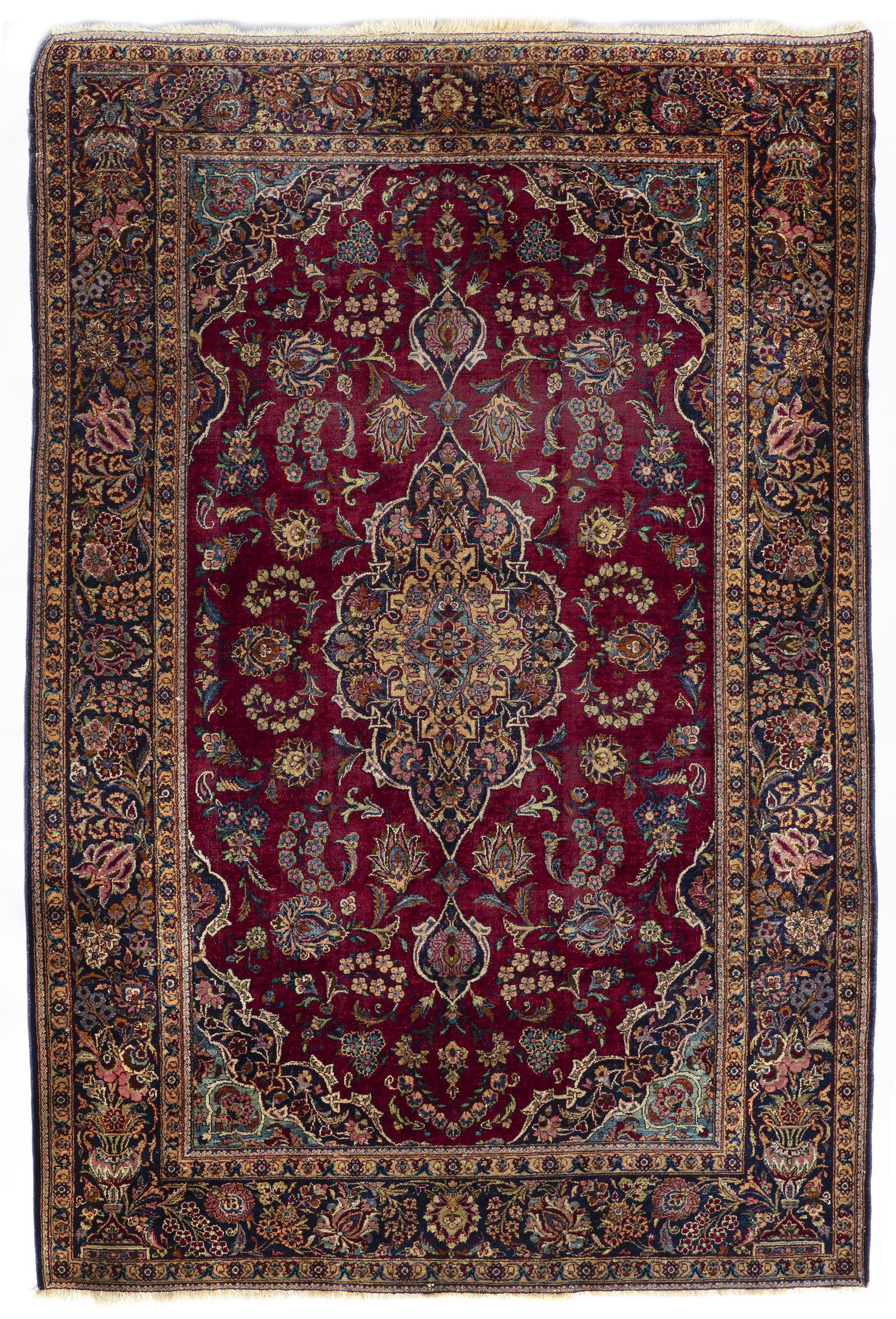 A PERSIAN KASHAN CARPET, EARLY 20TH CENTURY (1 of 1)